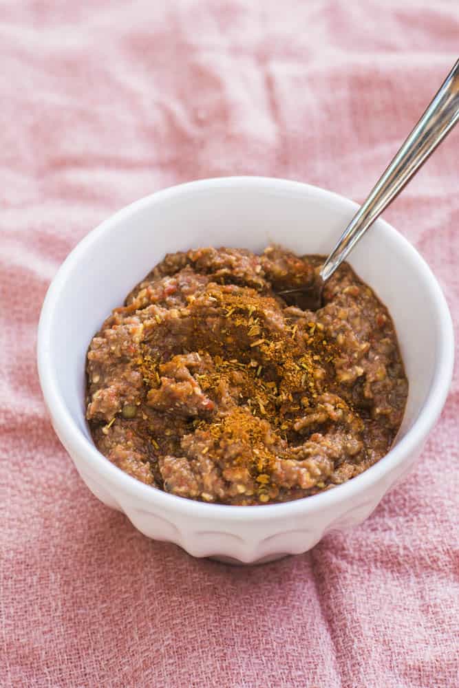 Gegrillte Paprika-Linsen-Dip und Karottenhummus mit Veggie Gemüse Chips