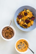 Gegrillte Paprika-Linsen-Dip und Karottenhummus mit Veggie Gemüse Chips