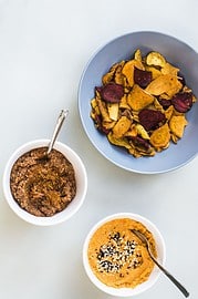 Gegrillte Paprika-Linsen-Dip und Karottenhummus mit Veggie Gemüse Chips