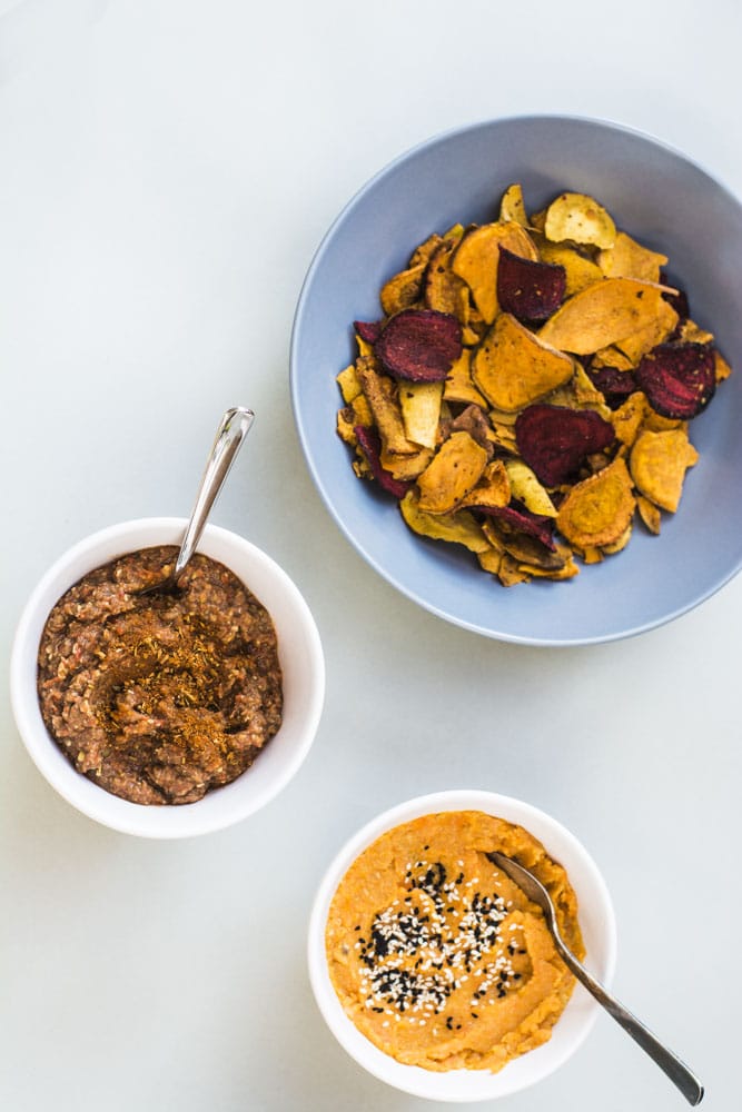 Gegrillte Paprika-Linsen-Dip und Karottenhummus mit Veggie Gemüse Chips