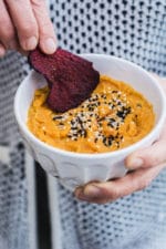 Gegrillte Paprika-Linsen-Dip und Karottenhummus mit Veggie Gemüse Chips