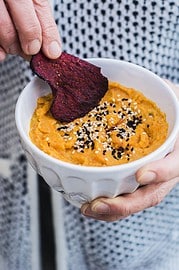Gegrillte Paprika-Linsen-Dip und Karottenhummus mit Veggie Gemüse Chips