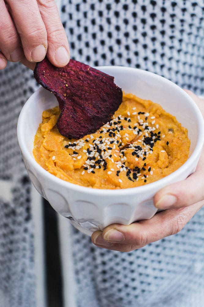 Gegrillte Paprika-Linsen-Dip und Karottenhummus mit Veggie Gemüse Chips