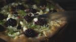 Fenchel Brombeer Pizza mit Ziegenkäse und Waldhonig