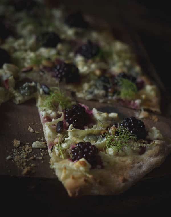 Fenchel Brombeer Pizza mit Ziegenkäse und Waldhonig