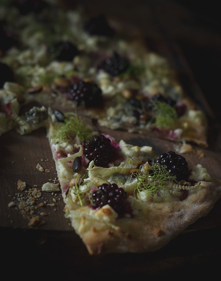 Fenchel Brombeer Pizza mit Ziegenkäse und Waldhonig