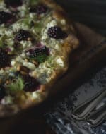 Fenchel Brombeer Pizza mit Ziegenkäse und Waldhonig