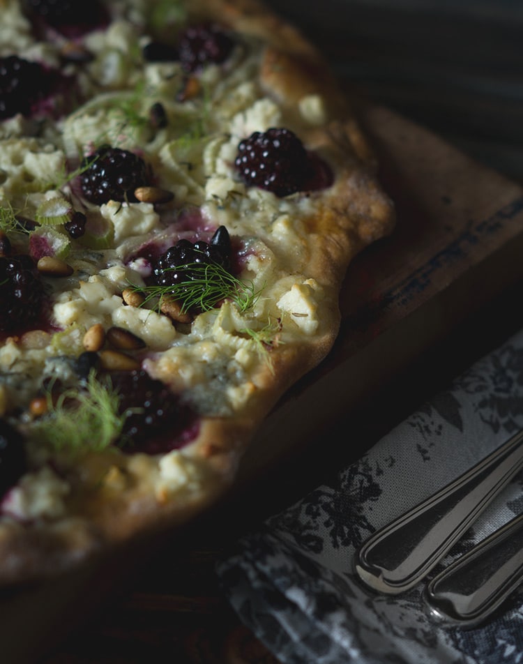 Fenchel Brombeer Pizza mit Ziegenkäse und Waldhonig