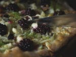 Fenchel Brombeer Pizza mit Ziegenkäse und Waldhonig