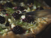 Fenchel Brombeer Pizza mit Ziegenkäse und Waldhonig