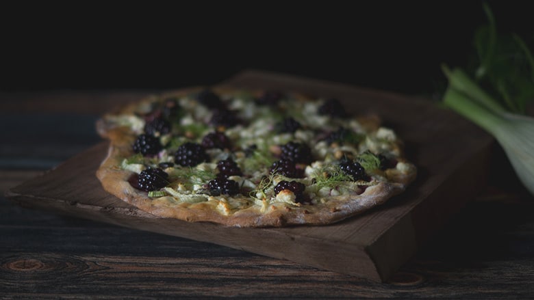 Fenchel Brombeer Pizza mit Ziegenkäse und Waldhonig