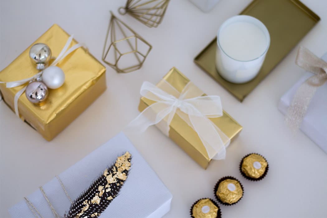 GESCHENKVERPACKUNG IN WEISS UND GOLD