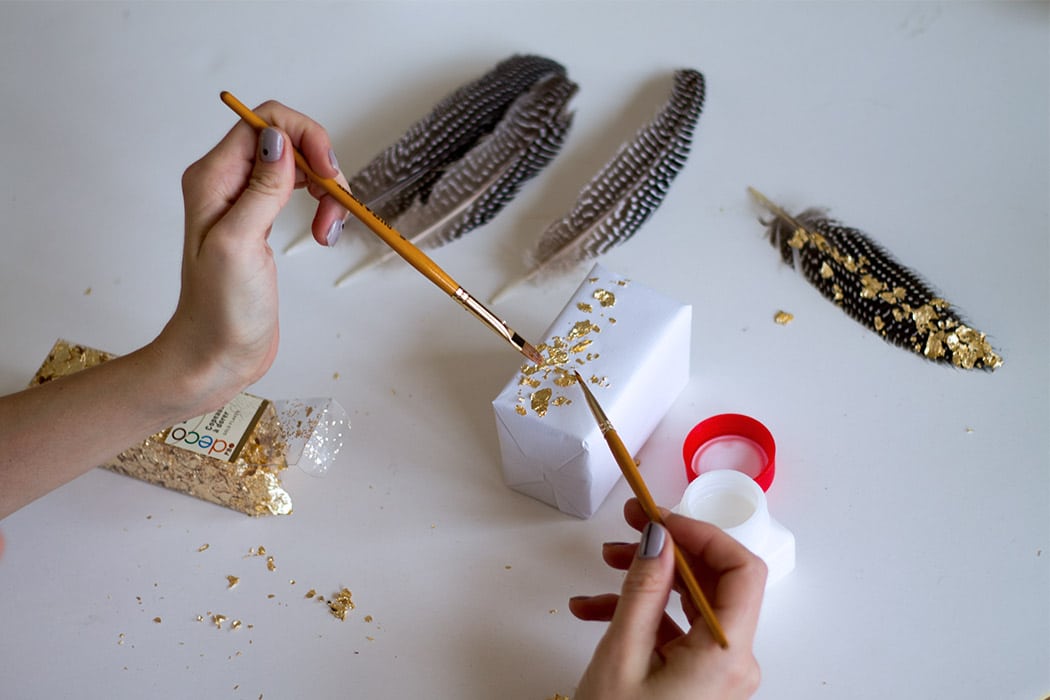 GESCHENKVERPACKUNG IN WEISS UND GOLD