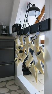 Adventskalender mit Fingerfoodspitztüten aus Holz + Adventszahlen