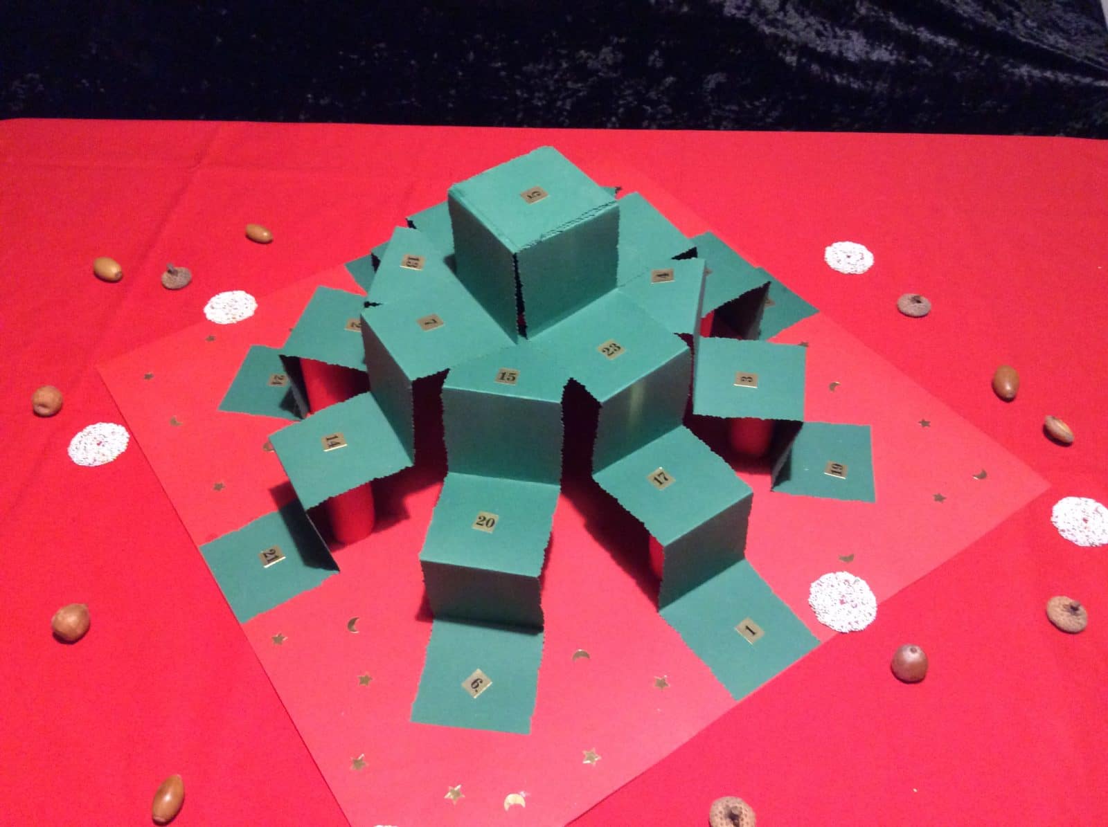 Edding Adventskalender Origamiboxen auf Papierpyramide
