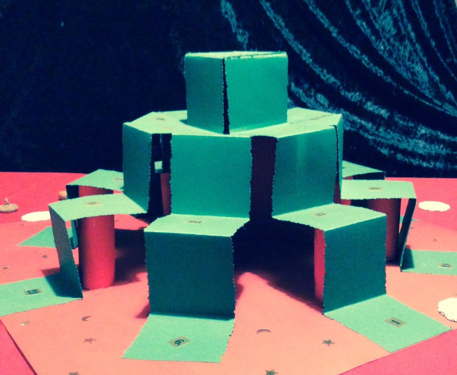 Edding Adventskalender Origamiboxen auf Papierpyramide