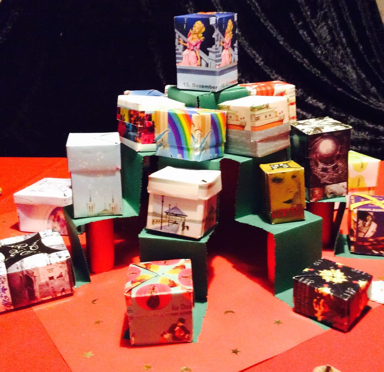 Edding Adventskalender Origamiboxen auf Papierpyramide
