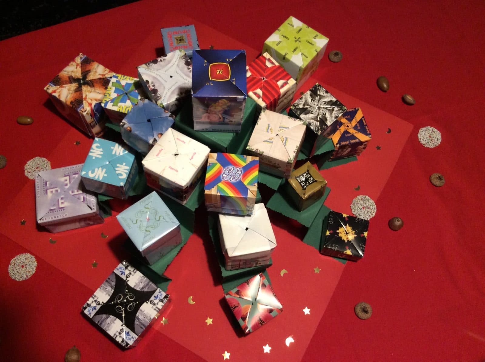 Edding Adventskalender Origamiboxen auf Papierpyramide