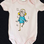 Babybody mit handgezeichnetem Musik-Design, das ein Mädchen mit Kopfhörern zeigt, ideal für handgemachte Babykleidung und kreative Kinderaccessoires.