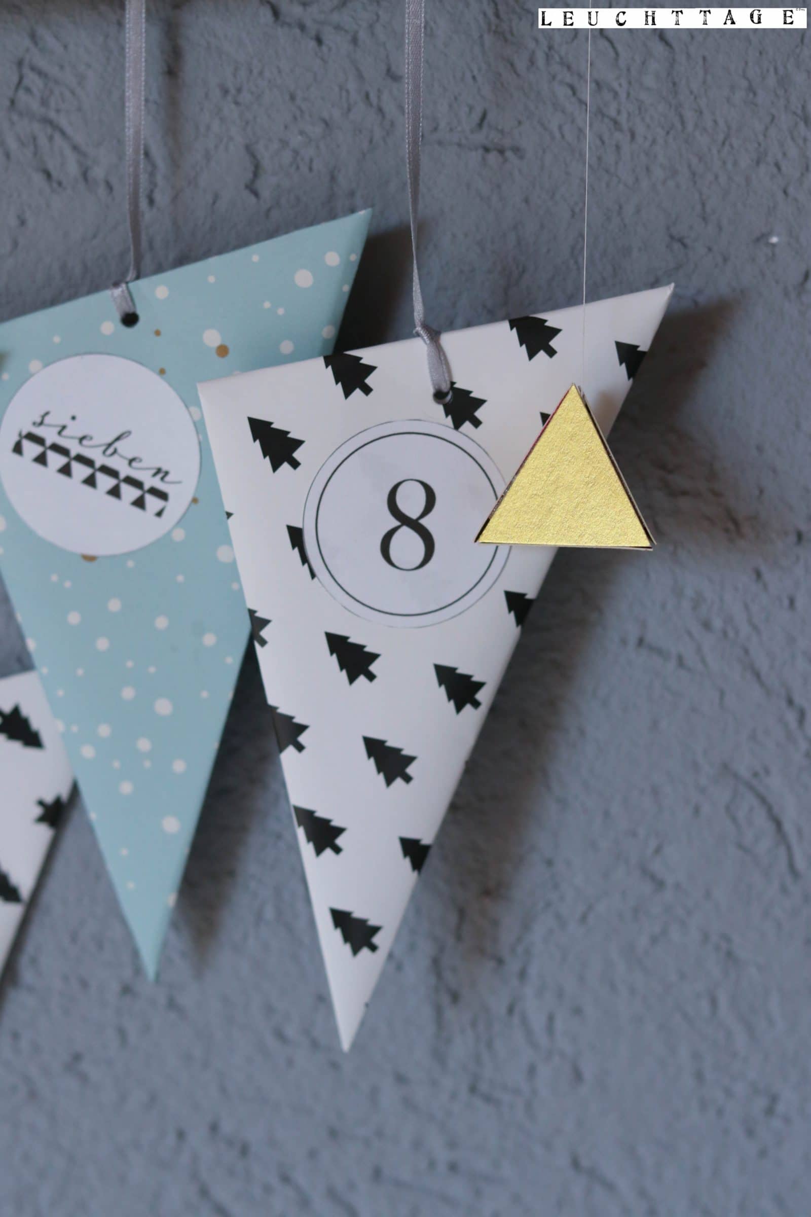 Adventskalender am Ast