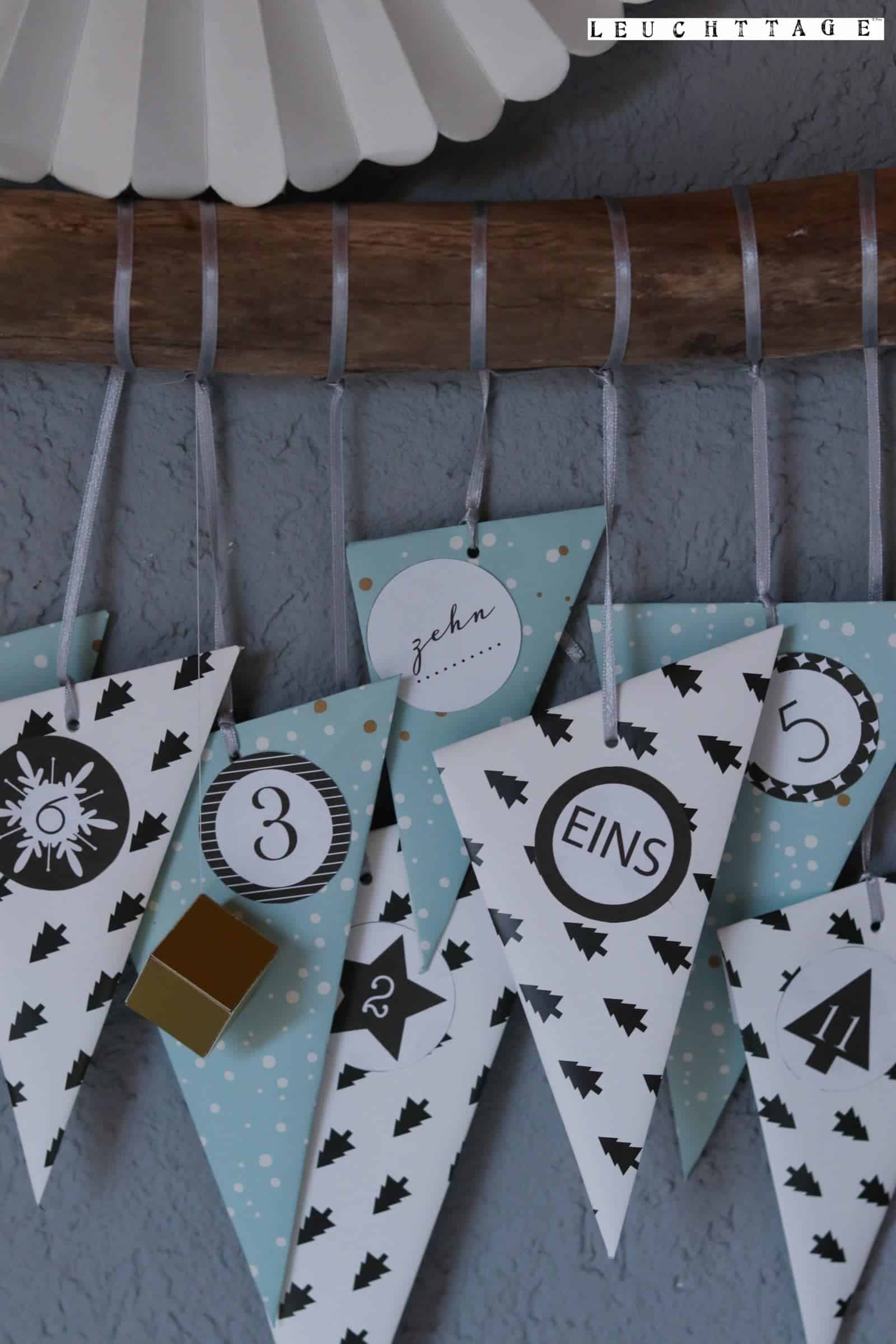 Adventskalender am Ast
