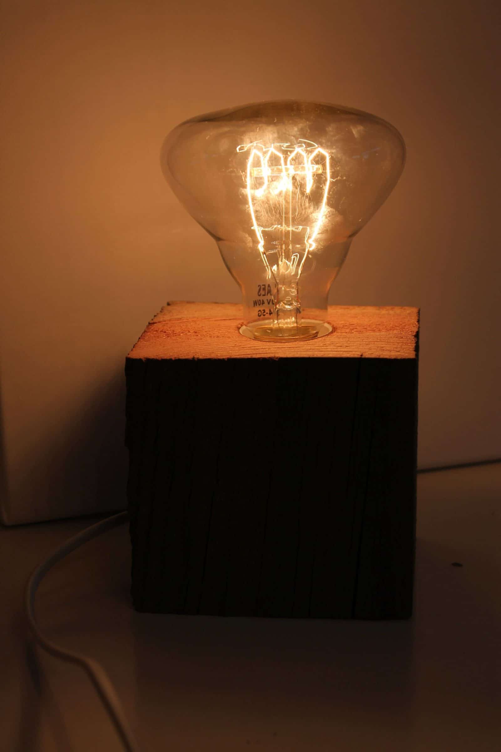 Lampe mit Holzsockel und Retro-Glühbirne