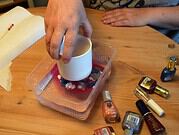 Verzierung mit Nagellack, Kerze