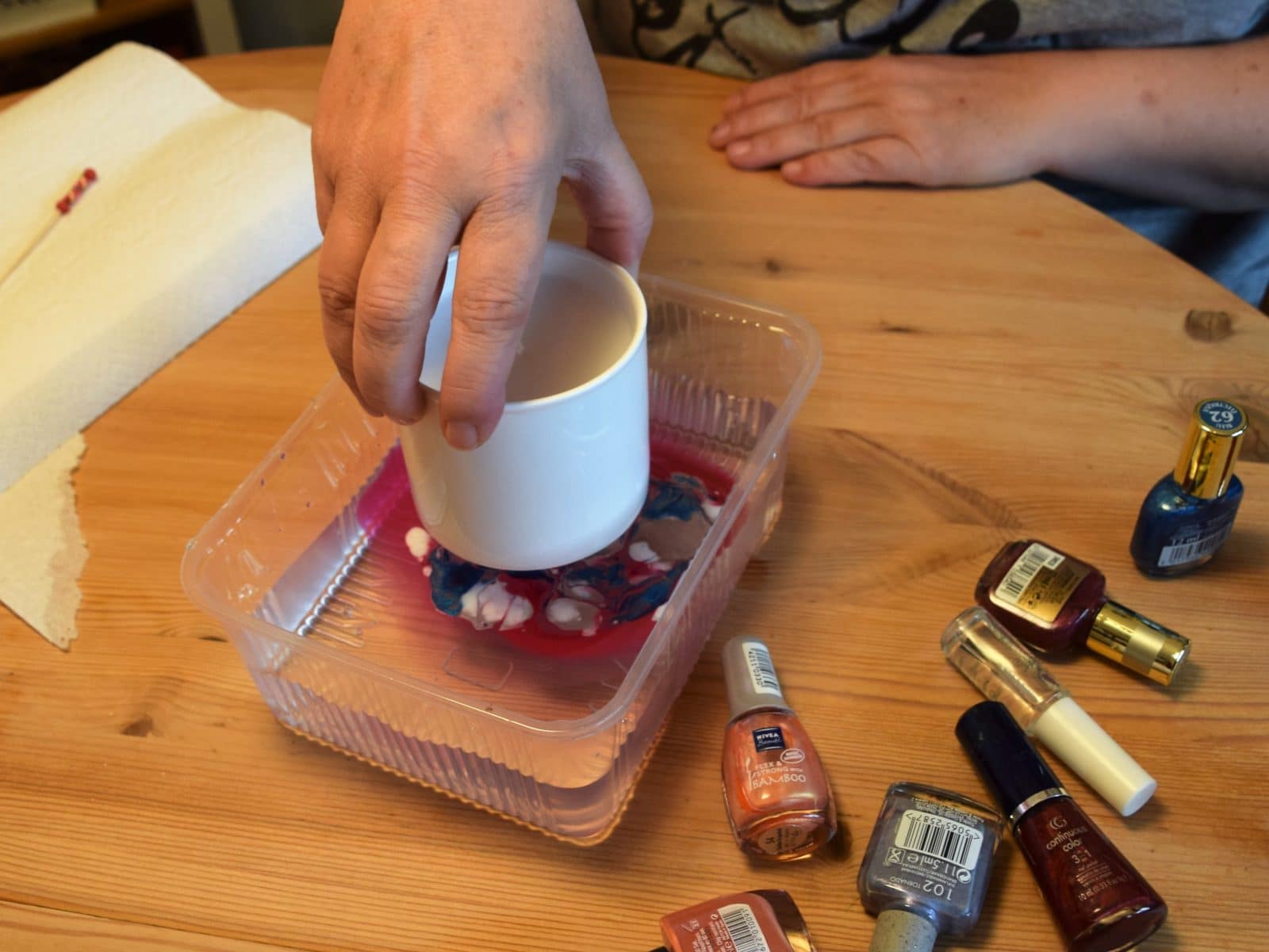 Verzierung mit Nagellack, Kerze