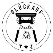 Das HANDMADE Kultur Logo zeigt eine stilisierte Nähmaschine mit dem Schriftzug "Kreativ im Pott" und symbolischen Elementen wie Herz, Kreuz und Anker, repräsentativ für kreative Handwerkskunst.