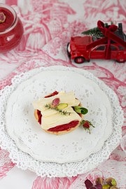 „Mini-Bagel mit rote Beete-Pesto & Weichkäse!“