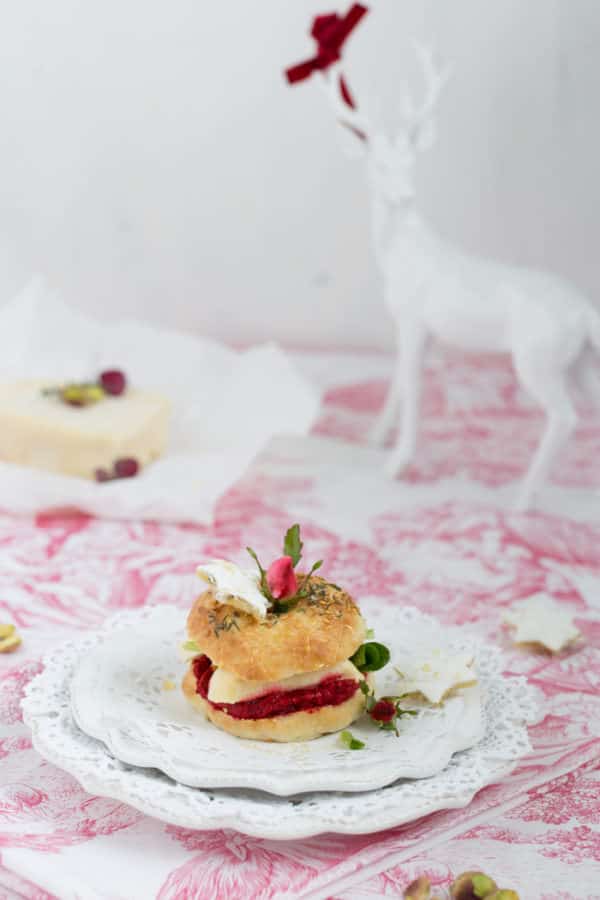 „Mini-Bagel mit rote Beete-Pesto & Weichkäse!"