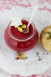 „Mini-Bagel mit rote Beete-Pesto & Weichkäse!“