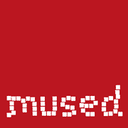 Das HANDMADE Kultur Logo in Weiß auf rotem Hintergrund, symbolisiert kreative Handwerkskunst und Gemeinschaftsgeist, ideal für handgemachte Produkte und kulturelle Veranstaltungen.