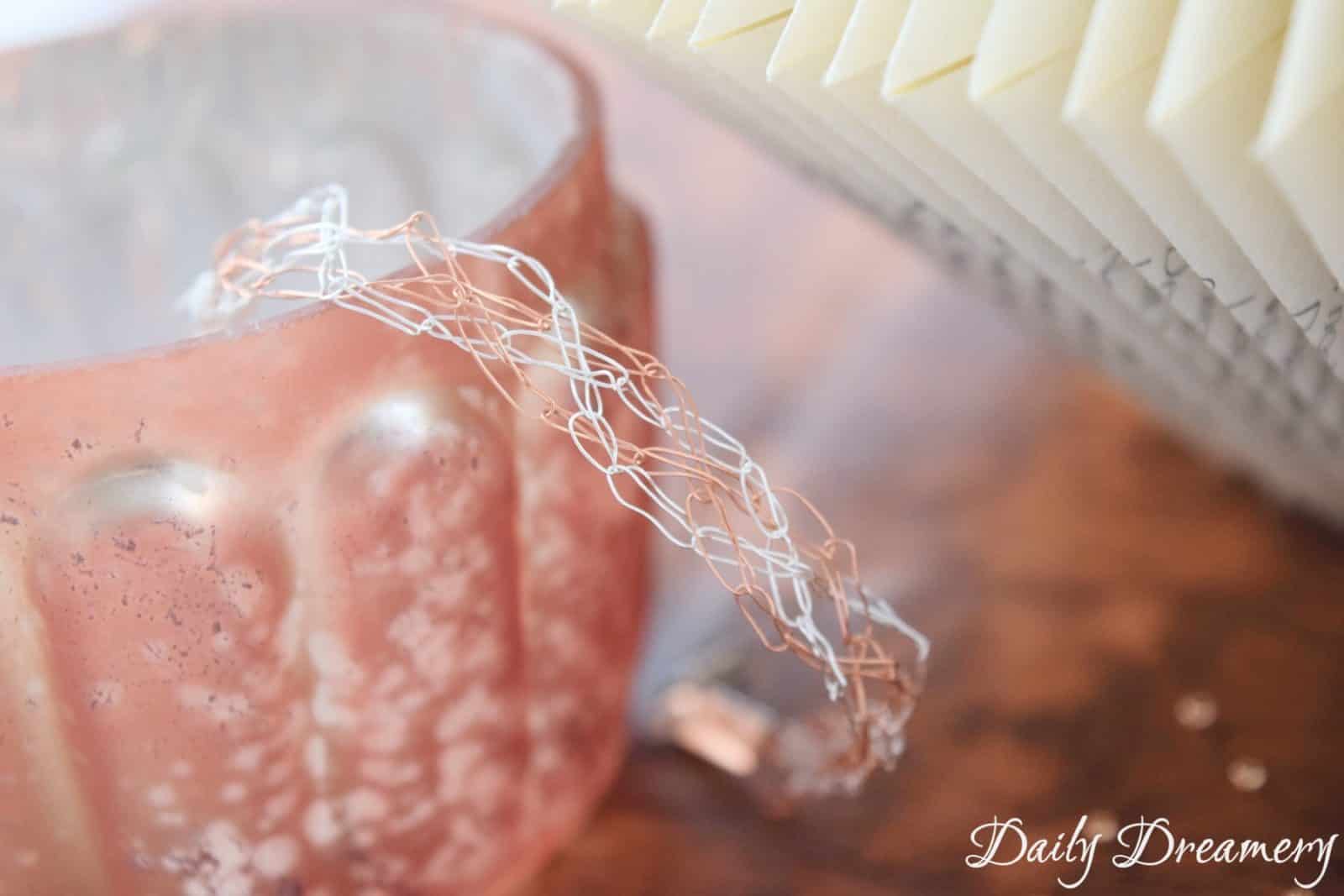 gehäkelter filigraner Drahtschmuck