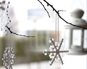 {Zwergenzeit: } Schneekristalle aus Bügelperlen