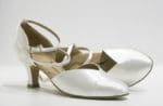 Schuhe mit Spitzenstoff überziehen