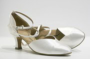 Schuhe mit Spitzenstoff überziehen