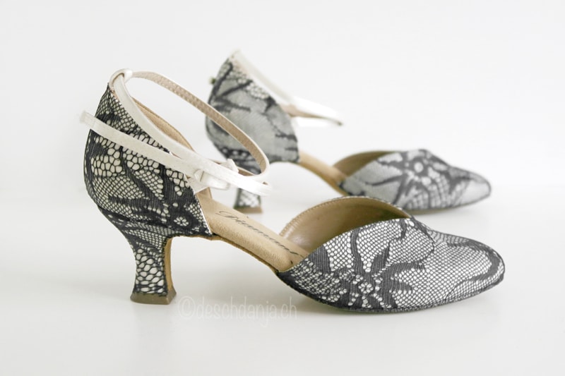 Schuhe mit Spitzenstoff überziehen