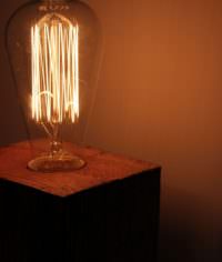Lampe mit Holzsockel und Retro-Glühbirne