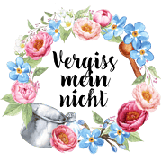 Blumenkranz mit pinken und blauen Blumen, Teekanne und Holzlöffel, passend für Handmade Kultur, kreative Handwerkskunst, Dekoration, Geschenkideen.
