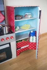 DIY Kinderküche aus Kartons – Teil 3: Der Kühlschrank
