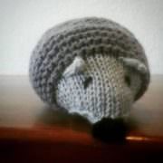 Handgefertigtes Stofftier in Form einer Kugel, detailreiche Näharbeit, aus weichem Material, ideal für Dekoration oder als Geschenk, bei HANDMADE Kultur präsentiert.