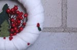 Weihnachtlicher Türkranz mit Beeren