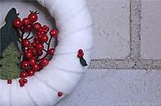 Weihnachtlicher Türkranz mit Beeren