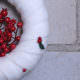 Weihnachtlicher Türkranz mit Beeren