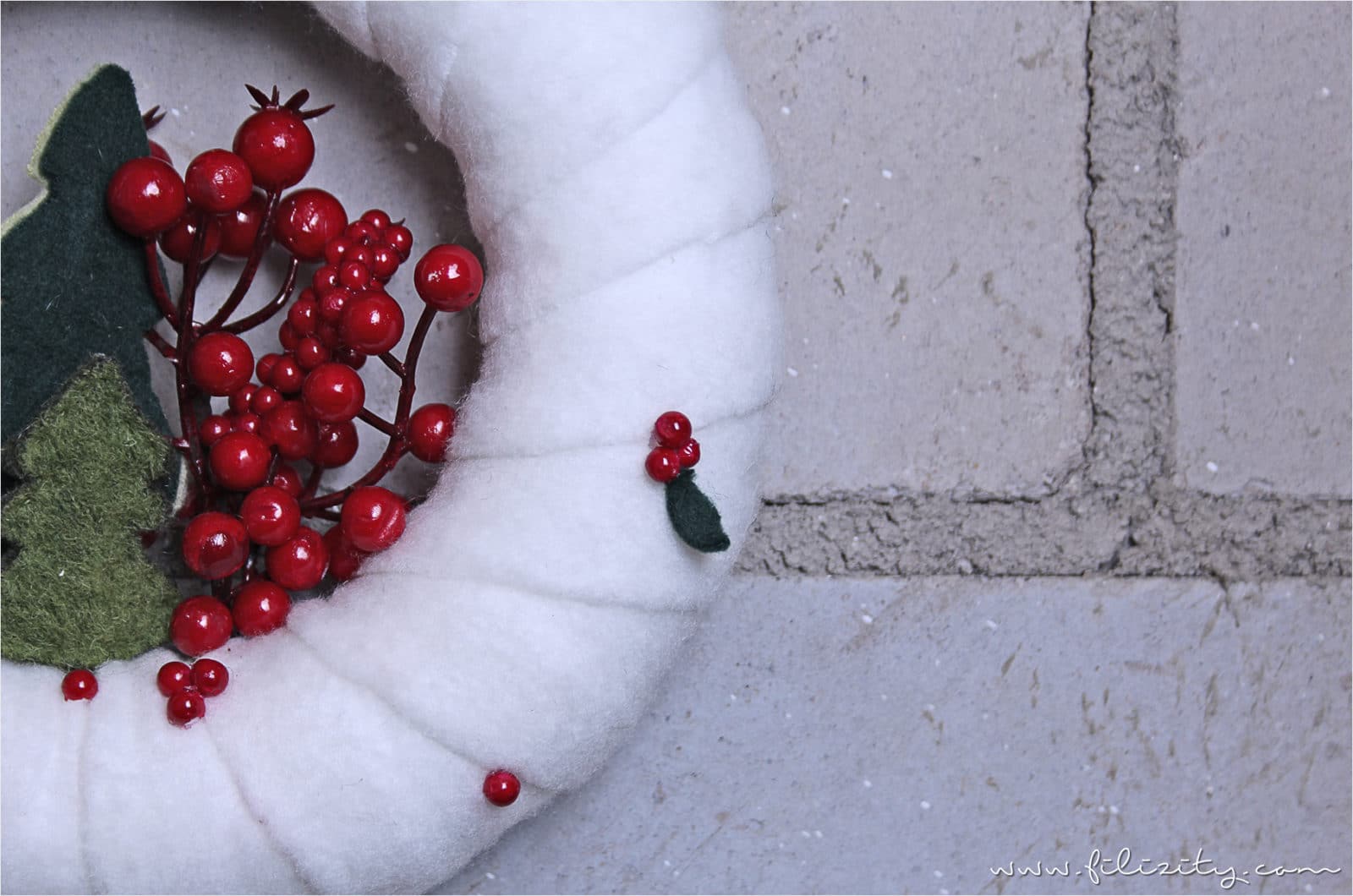 Weihnachtlicher Türkranz mit Beeren
