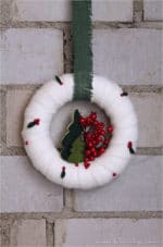 Weihnachtlicher Türkranz mit Beeren