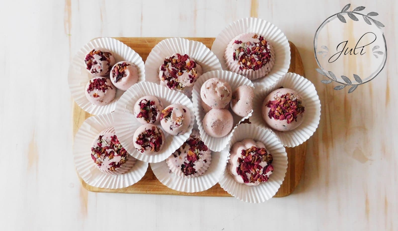 Sprudelnde Badebomben mit Rosenblättern