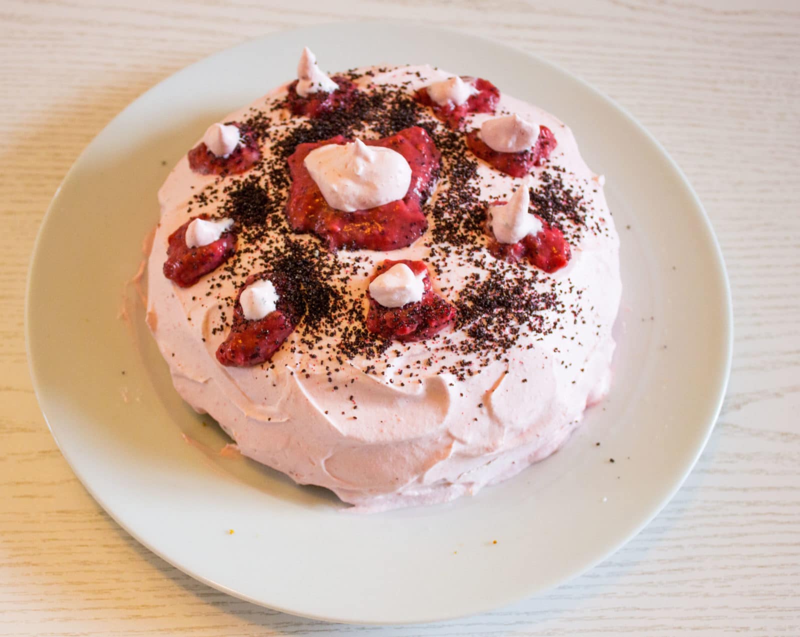 Vegane Weihnachtstorte – Erdbeer-Mohn