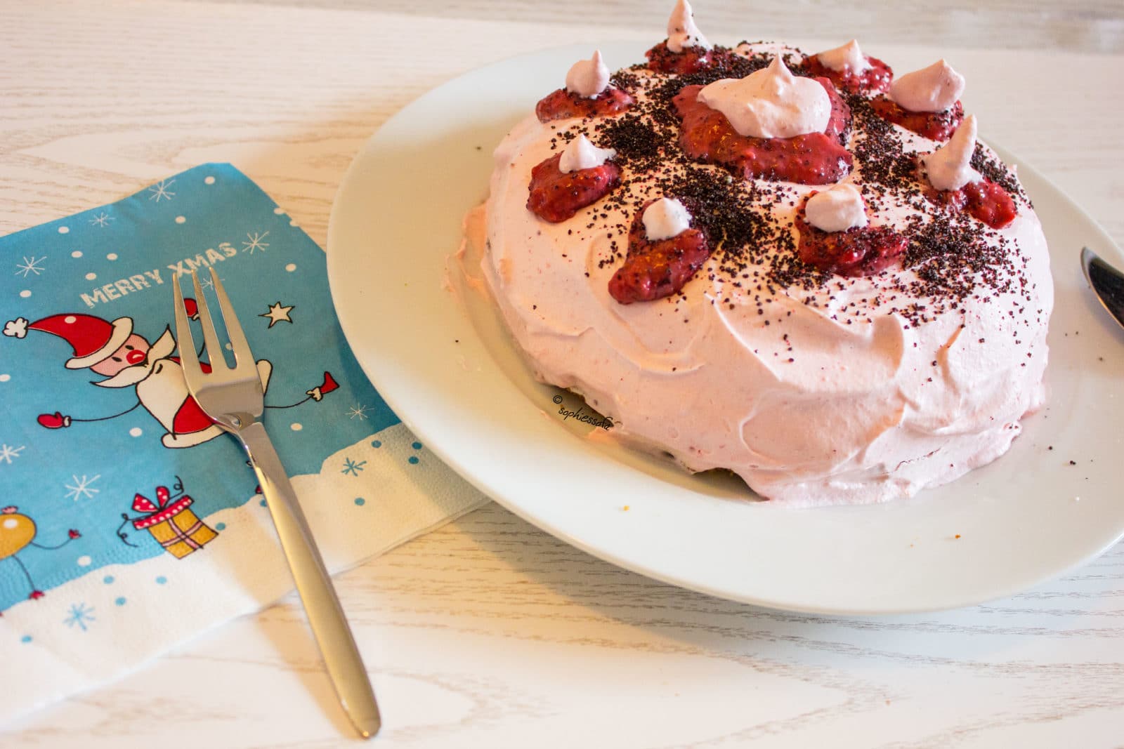 Vegane Weihnachtstorte – Erdbeer-Mohn